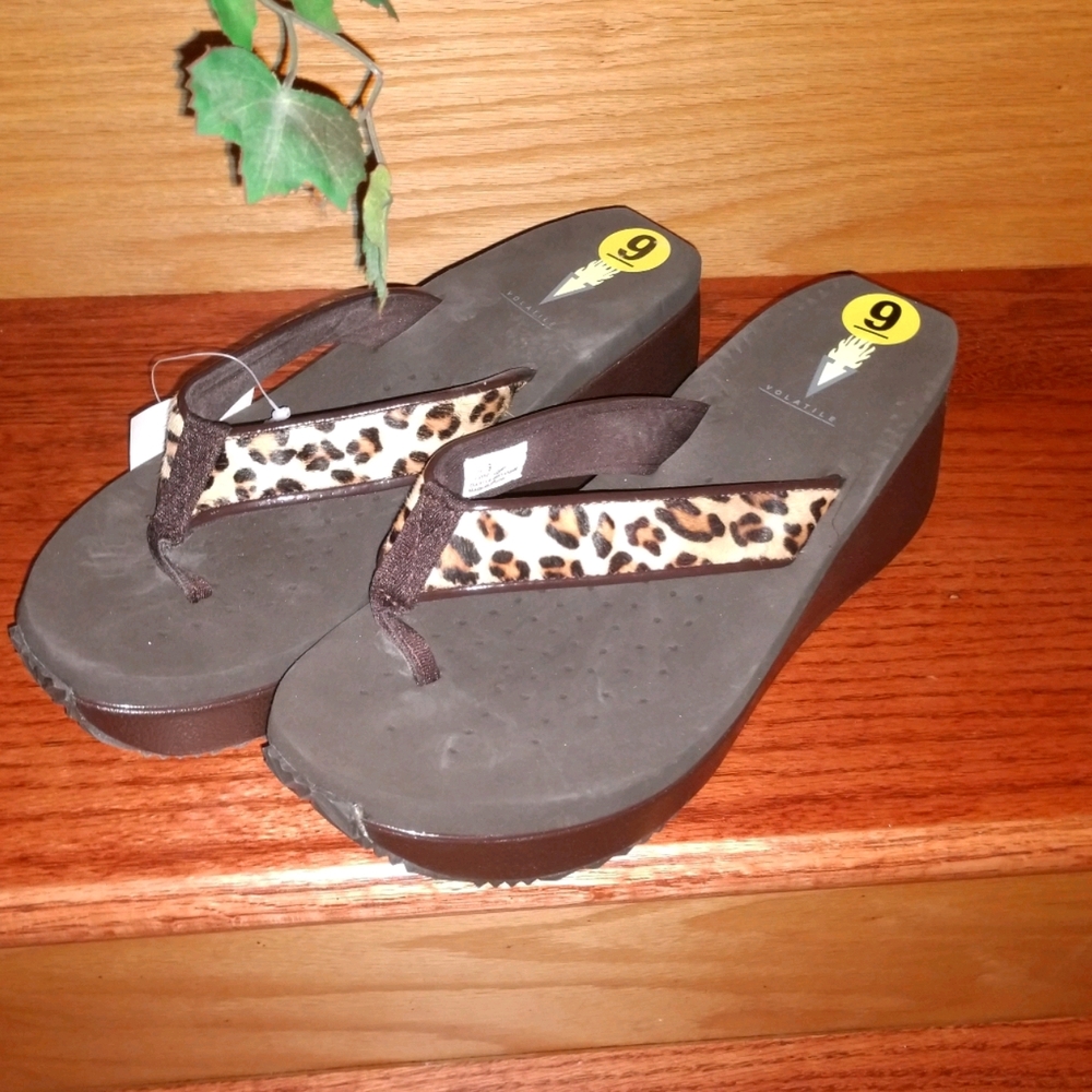 NWT! VOLATILE CHUNKY SANDAL WEDGES
